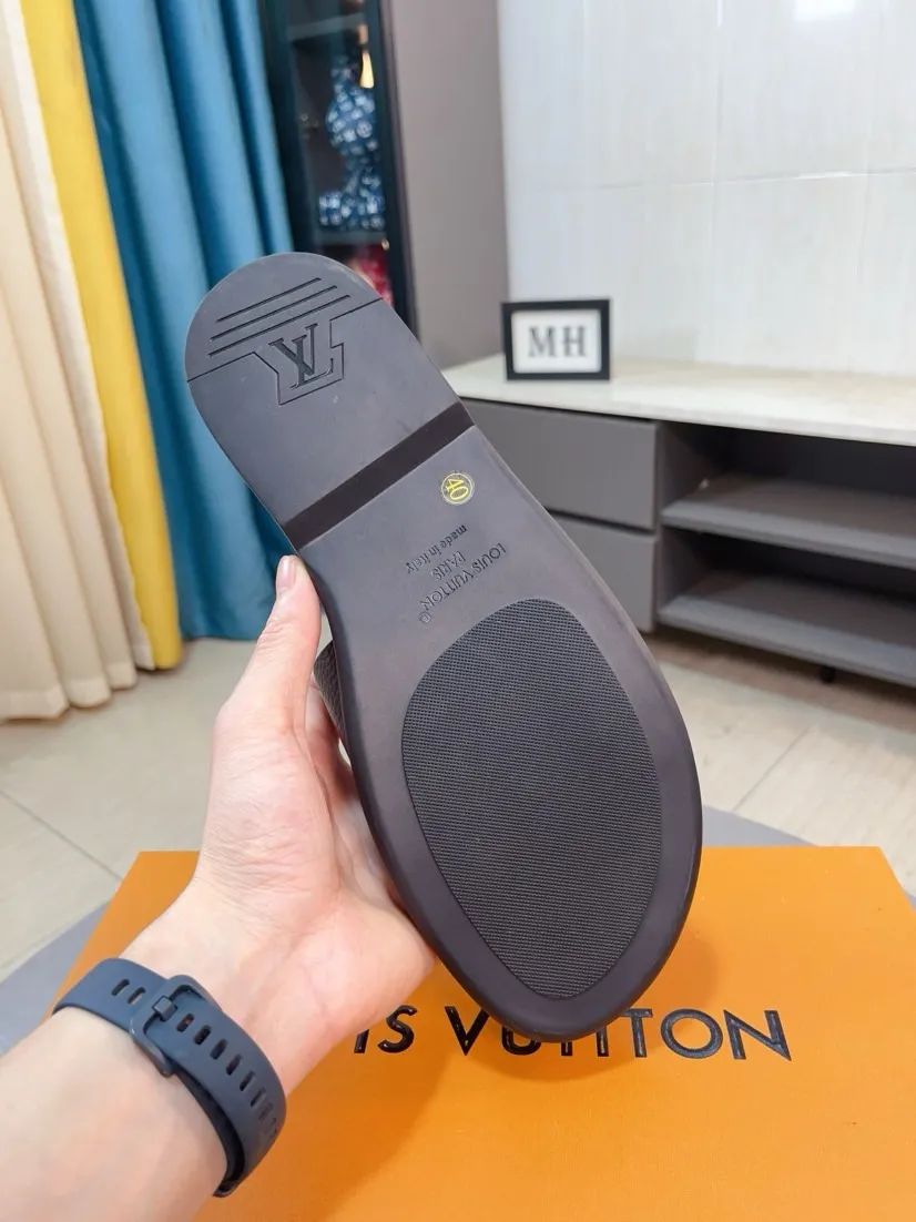 Men's shoes 💰340🌸🌸LV medium men's spring and summer slippers counter synchronization. The uppers are imported cowhide fabrics from Italy, logo graphics and high-quality craftsmanship. Soles: original soles specially provided by the original factory. Exclusive molded soles are super comfortable. Original factory single goods. 🔍🔍High quality. You can enter and exit the counter at will. Welcome to compare. Size 38-45
